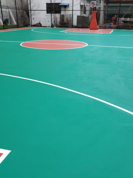 西和 球场长期使用易出现地面开裂